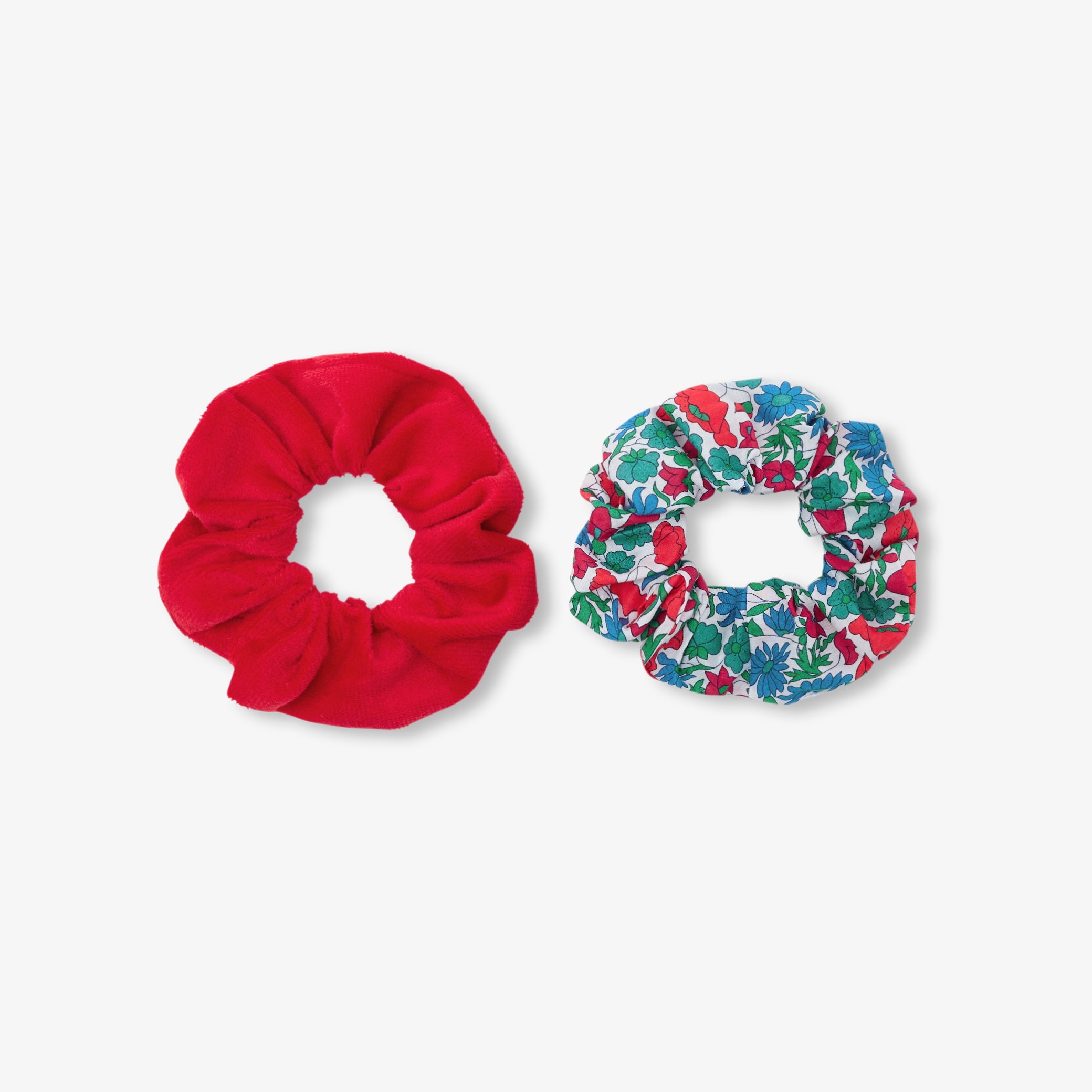 Girl duo of scrunchies