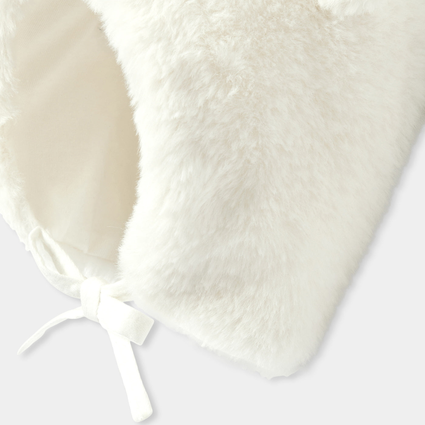 Baby bonnet in faux fur